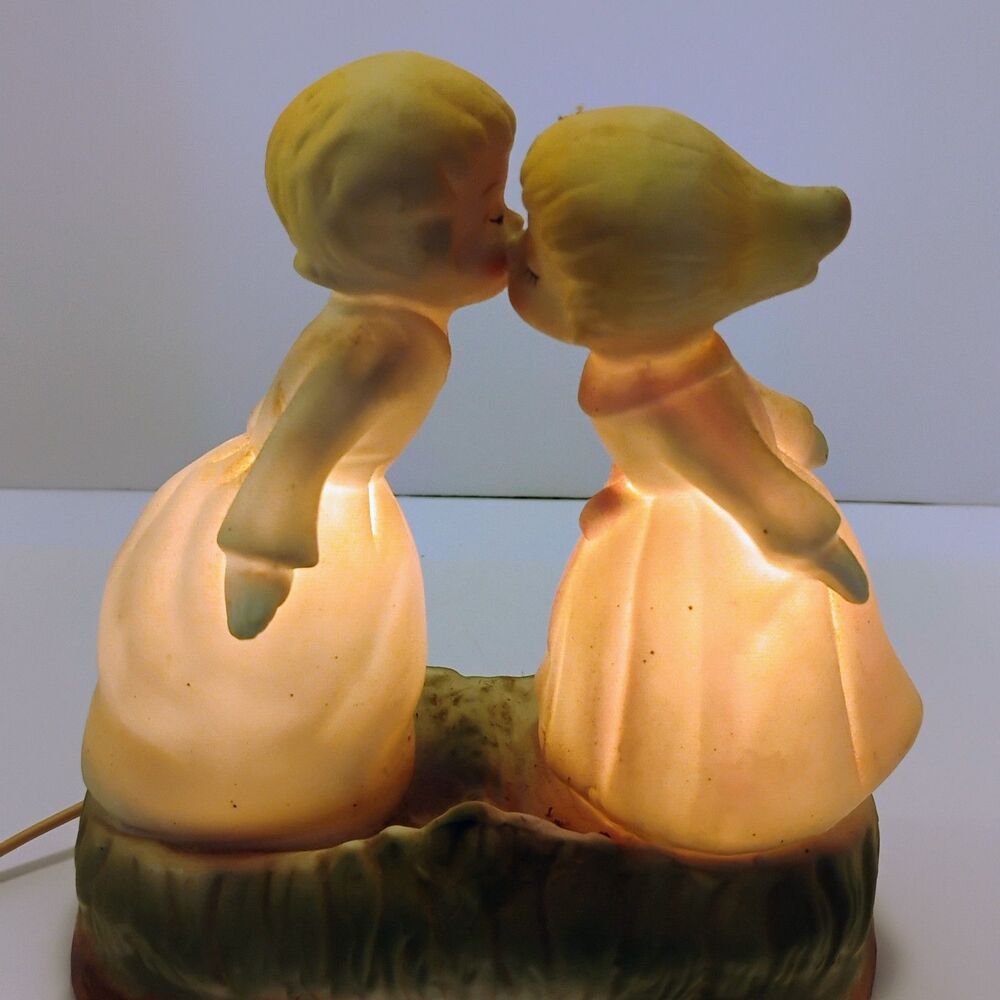 Vintage Ceramic Kissing Children Lamp – A‑Price Imports Taiwan – 1960s–80s Works